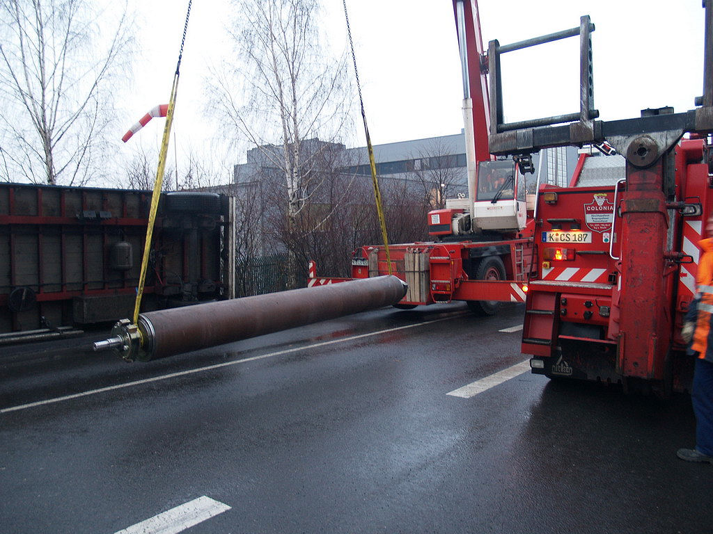 LKW Anhaenger umgekippt Koeln Niehl Geestemuenderstr Industriestr P60.JPG